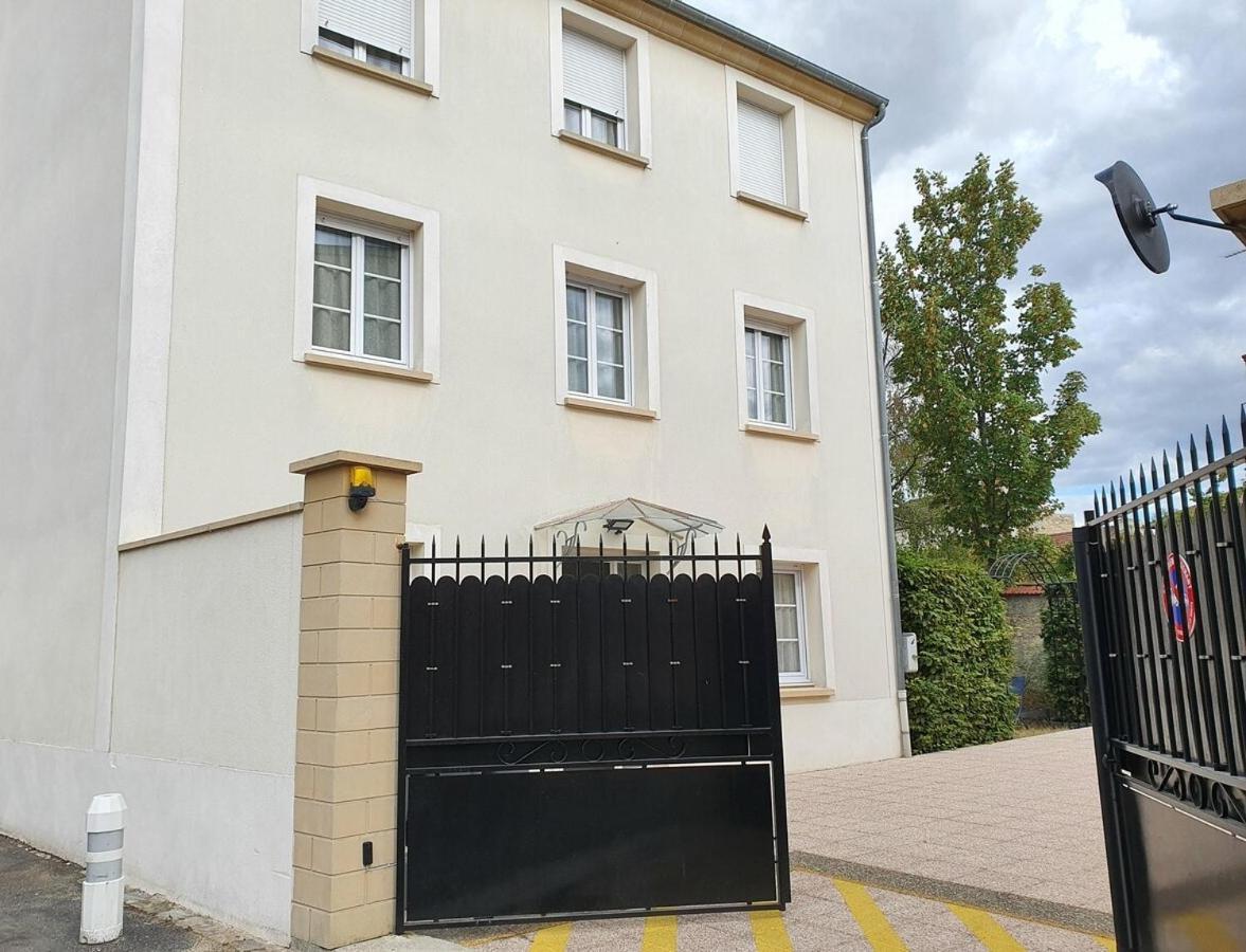 La Marina-Center-Parking-Stationtoparis Les Mureaux Exterior photo